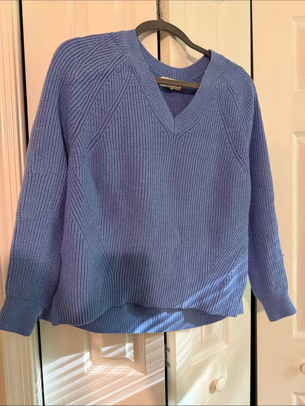 Marled V-Neck Ribbed Sweater in Periwinkle